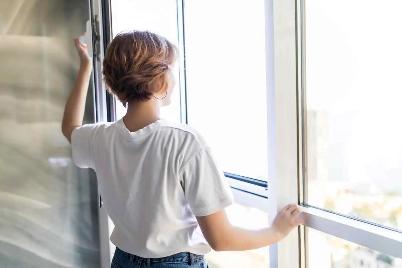 Tende oscuranti o zanzariere? I pro e contro spiegati da un tecnico specializzato Tende oscuranti o zanzariere? I pro e contro spiegati da un tecnico specializzato