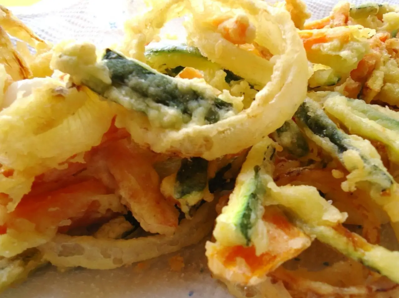 Come eliminare l’odore di frittura in casa in pochi minuti: il trucco che usano nei ristoranti Come eliminare l’odore di frittura in casa in pochi minuti: il trucco che usano nei ristoranti