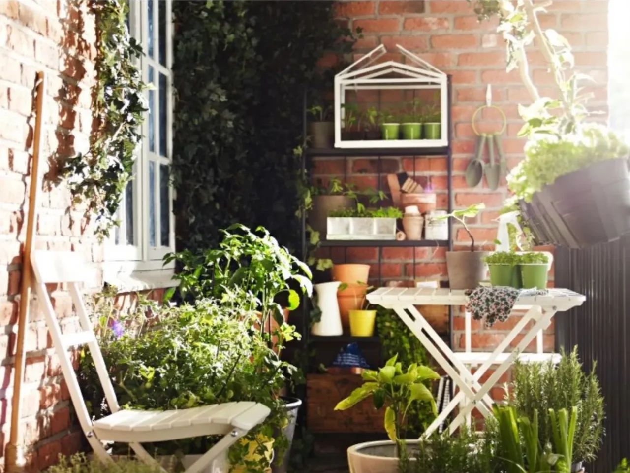 Come proteggere i mobili da giardino dal sole: le strategie dei vivaisti per evitare danni estivi Come proteggere i mobili da giardino dal sole: le strategie dei vivaisti per evitare danni estivi