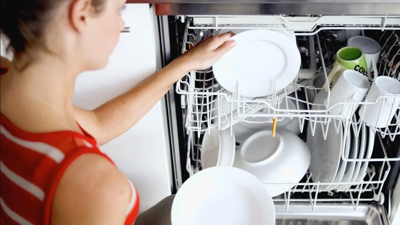 Come prevenire le macchie d’acqua sulle posate in lavastoviglie: il consiglio del tecnico per giugno Come prevenire le macchie d’acqua sulle posate in lavastoviglie: il consiglio del tecnico per giugno