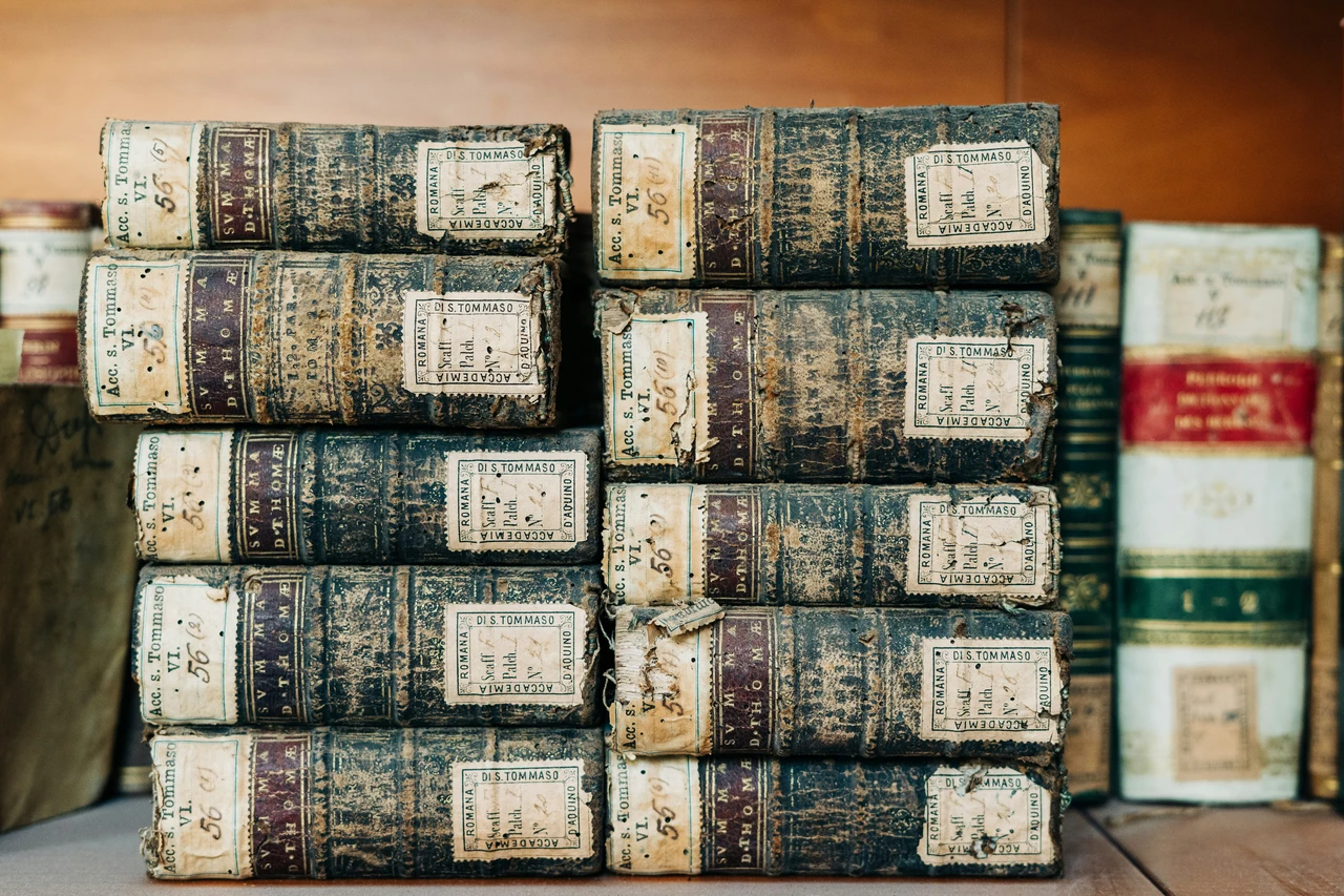 Come eliminare la polvere dai libri antichi: la guida del restauratore per giugno Come eliminare la polvere dai libri antichi: la guida del restauratore per giugno